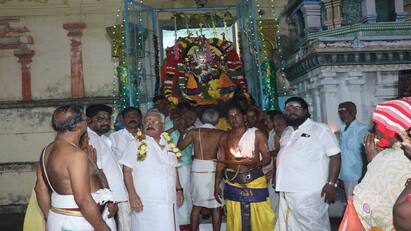 Vaikunda Ekadasi opening of heaven gates Hundreds of devotees worship in Thanjavur tnn வைகுண்ட ஏகாதசி சொர்க்கவாசல் திறப்பு... நூற்றுக்கணக்கான பக்தர்கள் வழிபாடு