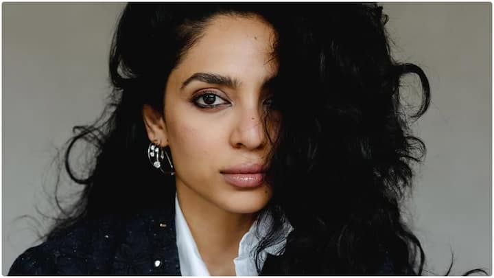 Sobhita Dhulipala Latest Photos : శోభితా ధూళిపాల తన లేటెస్ట్ ఫోటోలు ఇన్​స్టాలో షేర్ చేసింది. సోషల్ మీడియాకు గ్యాప్ ఇచ్చిన బ్యూటీ  తాజాగా ఫోటోలు పోస్ట్ చేసింది.