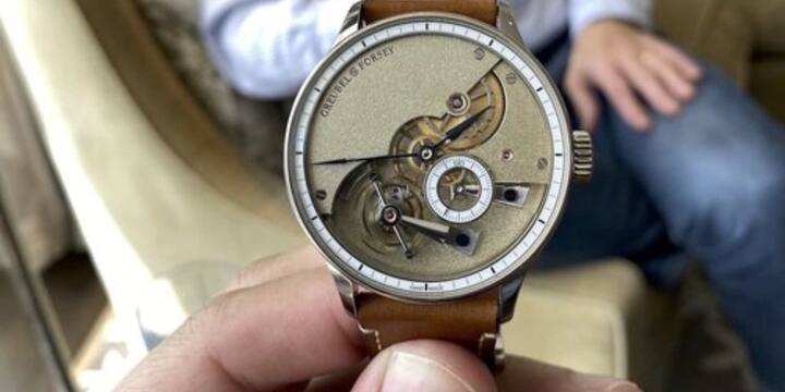 एक घड़ी बनाने में करीब 6,000 घंटे लगते हैं. यदि 24 घंटे लगातार काम किया जाए, तो इसे तैयार करने में 250 दिन लगेंगे.