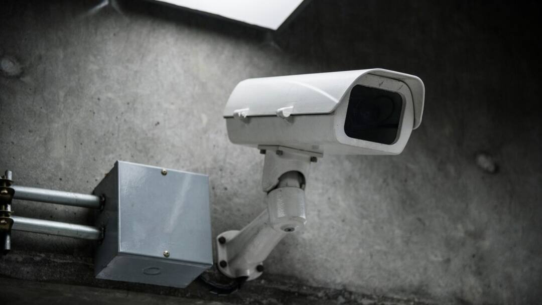 mahakumbh 2025 cctv and ai cameras installed in mela campus to find lost people Mahakumbh 2025: मेले में हाई-टेक इंतजाम, बिछड़ने वालों को अपनों से मिलाएंगे AI कैमरे, ऐसे काम करेगा सिस्टम