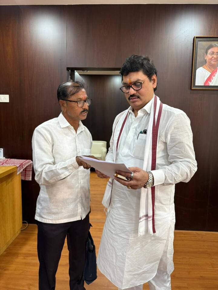 बीडमधील सरपंच संतोष देशमुख यांच्या हत्याप्रकरणानंतर मंत्री धनंजय मुंडेंच्या राजीनाम्याची मागणी करण्यात आली. त्यामुळे, मीडियापासून व कामातून दूर दिसलेले धनजंय मुंडे आता कामात सक्रीय झाल्याचं पाहायला मिळत आहे.