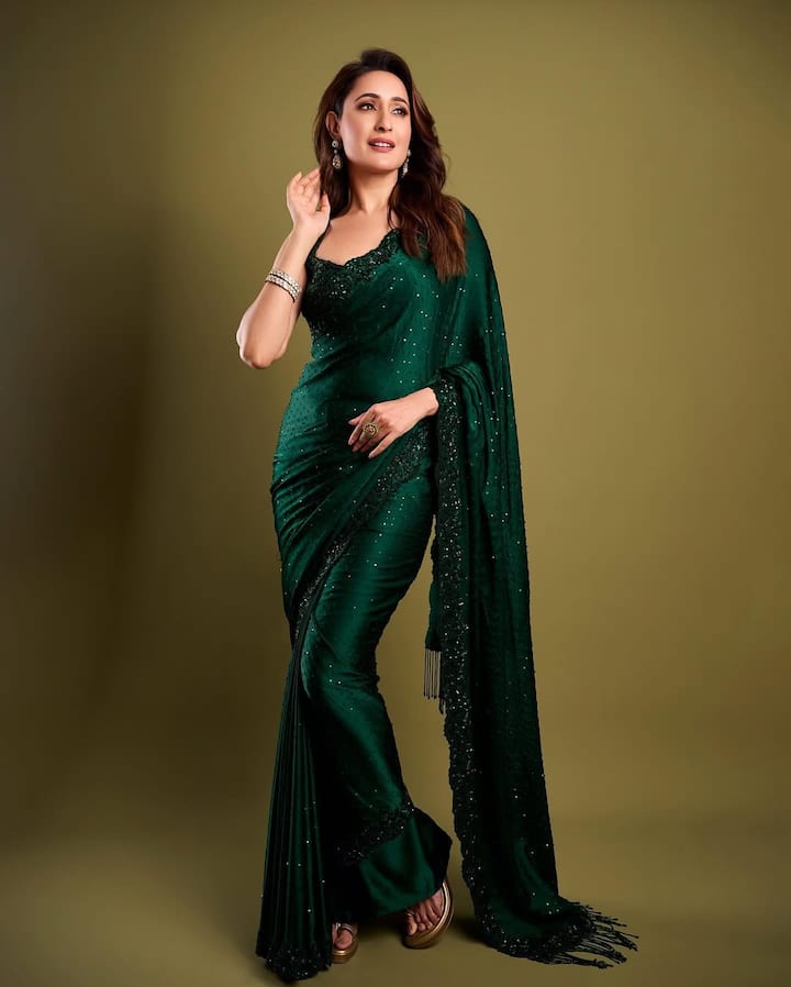 Pragya treated fans with pictures from her latest photoshoot where se was dressed in an olive green saree.