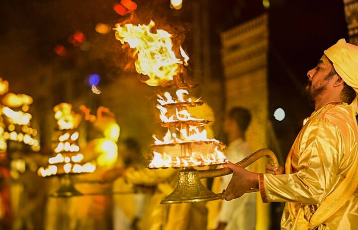 তিনি দেবী গঙ্গার তপস্যা করেন। তপস্যায় সন্তুষ্ট হয়ে ব্রহ্মা বর দেন সগরকে।  শেষ পর্যন্ত প্রজাপতির বরে তিনি স্বর্গের গঙ্গা নামে পৃথিবীতে।