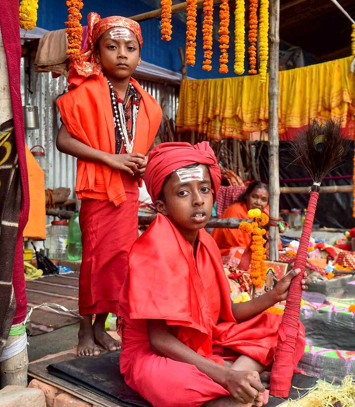 সেজে উঠেছে গঙ্গাসাগর। পুণ্যস্নান করতে এখন থেকেই জড়ো হয়েছেন শত শত মানুষ। পৌষশেষে মকর সংক্রান্তিতে এখানে পবিত্র স্নান করা মোক্ষের পথ প্রস্তুত করে বলে ভক্তদের মধ্যে  বিশ্বাস।