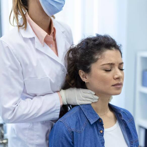 ਖਾਣ-ਪੀਣ ਦੀ ਚੀਜ਼ ਦਾ ਸੇਵਨ ਕਰਨ ਸਮੇਂ ਨਿਗਲਣ 'ਚ ਮੁਸ਼ਕਲ ਅਤੇ ਸਾਹ ਲੈਣ ਵਿੱਚ ਦਿੱਕਤ ਵੀ ਥਾਇਰਾਇਡ ਕੈਂਸਰ ਦੀ ਨਿਸ਼ਾਨੀ ਹੋ ਸਕਦੀ ਹੈ।