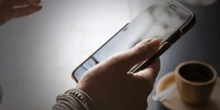 Airtel का 1.5GB डेटा प्रति दिन और अनलिमिटेड कॉल्स का प्लान 319 रुपये में मिलता है. वोडाफोन-आइडिया (Vi) का 2GB डेटा प्रति दिन, अनलिमिटेड कॉल्स और 100 SMS प्रतिदिन वाले प्लान की कीमत 299 रुपये है.