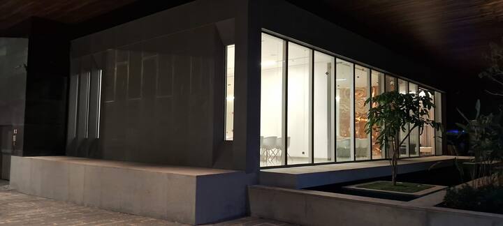 जानकारी दी गई कि यहां पर करीब ढाई सौ पेड़ पहले से मौजूद थे और इन पेड़ों को किसी भी तरह से नुकसान न पहुंचाते हुए इसे बनाया गया है.  बड़े-बड़े गैलरी बनाए गए हैं, जहां पर बालासाहेब ठाकरे की स्मृतियां होगी. उनके लेख, उनके भाषण, उनके व्यंग्य चित्र सब कुछ यहां पर देखने को मिलेगा. जिसे डिजिटल तरीके से भी तैयार किया जाएगा.