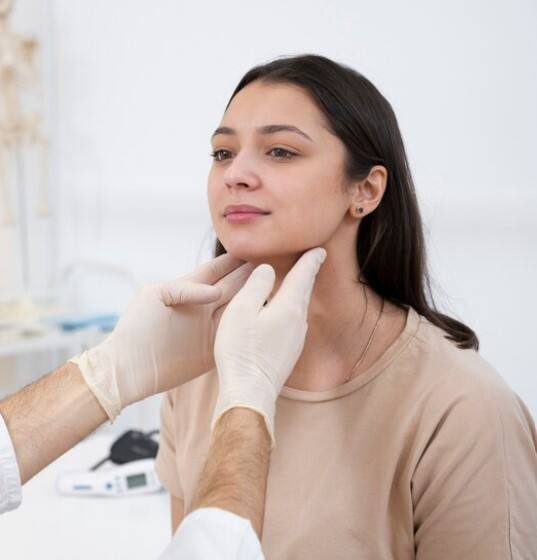 ਗਰਦਨ ਦੇ ਅਗਲੇ ਹਿੱਸੇ ਵਿੱਚ ਗੰਢ, ਸੋਜ ਜਾਂ ਗੰਢ ਥਾਇਰਾਇਡ ਕੈਂਸਰ ਦਾ ਮੁੱਖ ਲੱਛਣ ਹੈ। ਇੱਥੋਂ ਤੱਕ ਕਿ ਦਰਦ ਰਹਿਤ ਗੰਢ ਨੂੰ ਵੀ ਨਜ਼ਰਅੰਦਾਜ਼ ਨਹੀਂ ਕੀਤਾ ਜਾਣਾ ਚਾਹੀਦਾ ਹੈ।