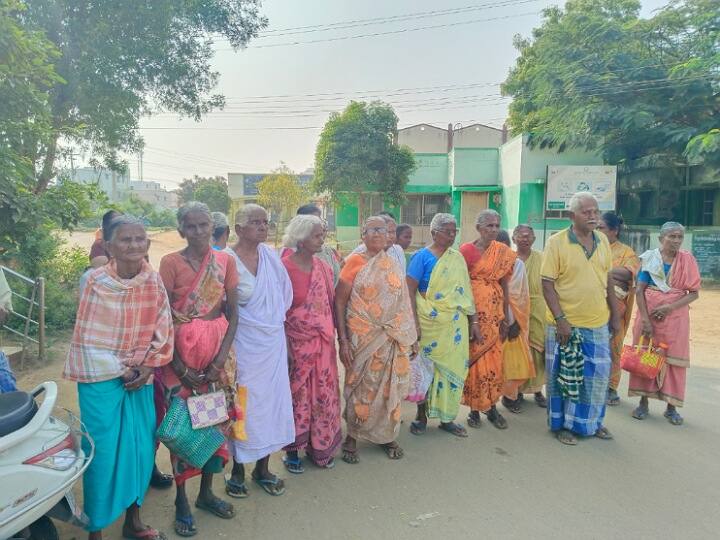 Karur Elderly people receiving stipend protest tnn 2 மாதமாக உதவித்தொகை வரல.. மருந்து வாங்க முடியாமல் முதியவர்கள் வேதனை