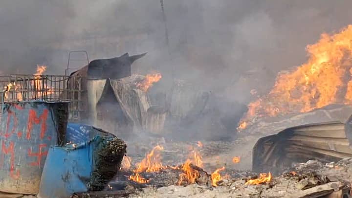 मात्र, गोदामातील मोठ्या प्रमाणात भंगार आणि साहित्य जळून खाक झाल्याने मोठ्या आर्थिक नुकसान झाले आहे.