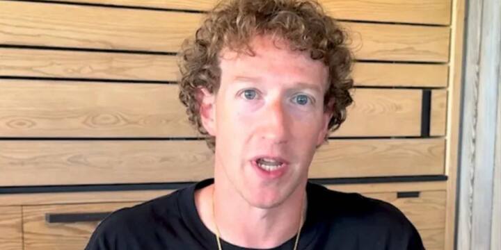 दुनिया की सबसे महंगी घड़ी का खिताब ग्राफ डायमंड्स हॉलुसिनेशन (Graff Diamonds Hallucination) के पास है, जिसकी कीमत लगभग 455 करोड़ रुपये है. इसे बनाने में 110 कैरेट के रंगीन दुर्लभ हीरों का इस्तेमाल किया गया है.