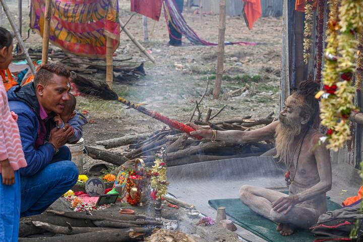 সাগর স্নানের সঙ্গে জড়িয়ে এই কপিল মুনির আশ্রম। কে এই কপিল মুনি ? বিষ্ণু পুরাণ অনুসারে, ইক্ষাকু বংশের রাজা সগর সারা পৃথিবীতে একচ্ছত্র  আধিপত্য প্রতিষ্ঠার জন্য অশ্বমেধ যজ্ঞ করেছিলেন। অপ্রতিরোধ্য সগরকে দেখে দেবরাজ ইন্দ্র ভয় পেয়ে যান।