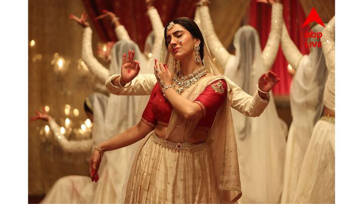 সদ্য মুক্তি পেয়েছে রুক্মিণীর নতুন সিনেমার 'কানহা' গানটি। এই গানের প্রচারের সময় ধ্রুপদী নাচের তালে পাওয়া গেল রুক্মিণীকে। লাল পোশাকে মঞ্চ মাতালেন তিনি।