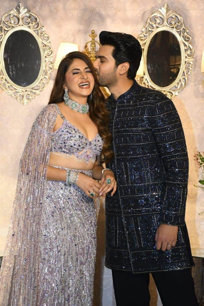 Armaan and Aashna also posed for the paparazzi. Armaan also kissed Aashka on her forehead.