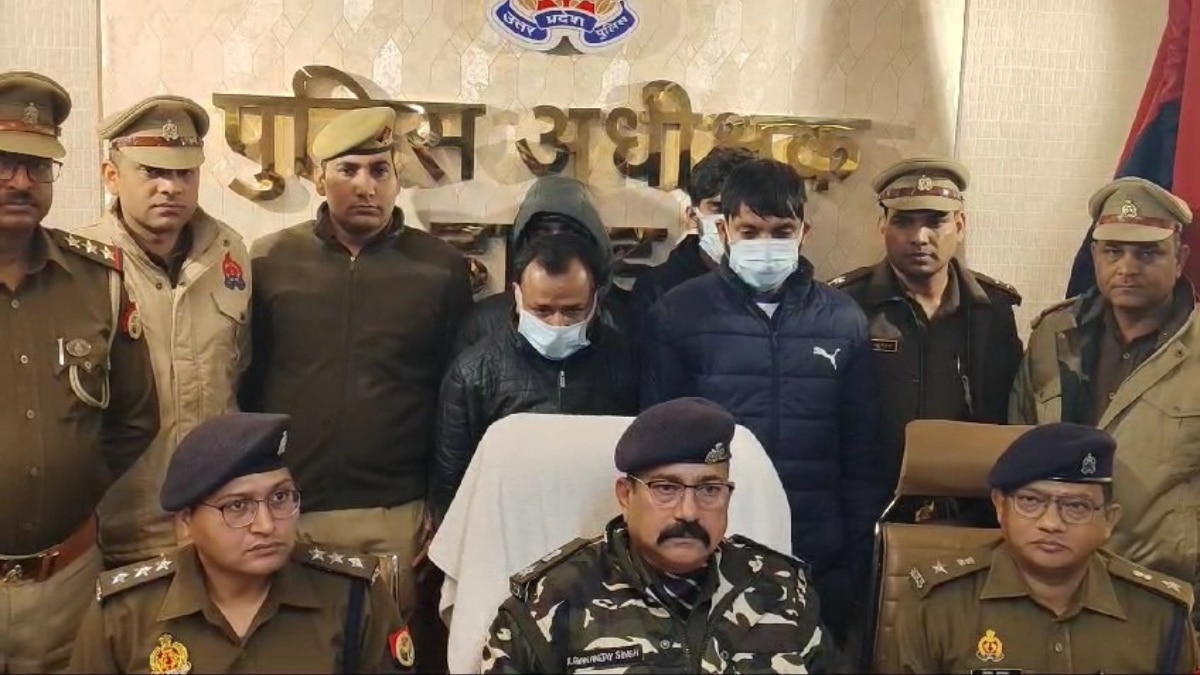 हापुड़ पुलिस ने 4 अभियुक्तों को किया गिरफ्तार, एटीएम कार्ड बदलकर फ्रॉड को देते थे अंजाम