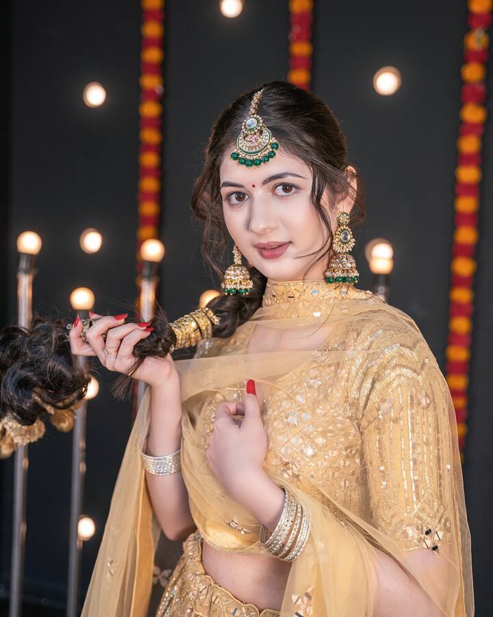 कपाळावर बिंदी घातल्याने ती खूपच सुंदर दिसत आहे.