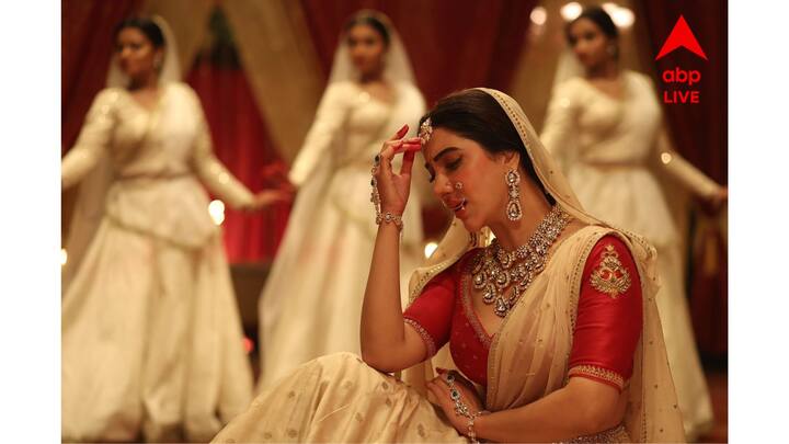 আর এর আগে সোশ্যাল মিডিয়ায় তিনি শেয়ার করেছিলেন, 'বিনোদিনী'-র প্রস্তুতিপর্বে প্রথমদিনেই নাচ করতে গিয়ে পোশাক ছিঁড়ে ফেলেছিলেন রুক্মিণী।