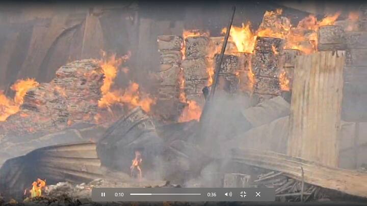 गोदामांमध्ये मोठ्या प्रमाणात पेपरचे रोल साठवलेले असल्याने आग अधिक भडकली.