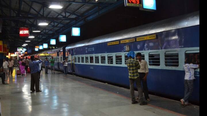 यानी नई दिल्ली से बैठने वाले पैसेंजर डायरेक्ट कश्मीर नहीं पहुंचेंगे. उन्हें बीच में ही ट्रांसमिट करना होगा यानी उन्हें ट्रेन बदलनी होगी. रिपोर्ट के मुताबिक नई दिल्ली से कश्मीर जाने वाली ट्रेन के सभी यात्रियों को कटरा के श्री माता वैष्णो देवी रेलवे स्टेशन से ट्रेन चेंज करनी होगी.