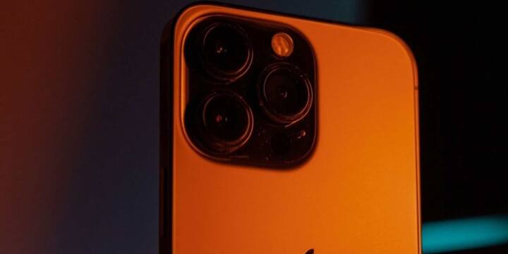 iPhone 15 को प्रीमियम डिजाइन और दमदार परफॉर्मेंस के साथ तैयार किया गया है. इसका डिजाइन एल्यूमिनियम फ्रेम और ग्लास बैक पैनल से लैस है.