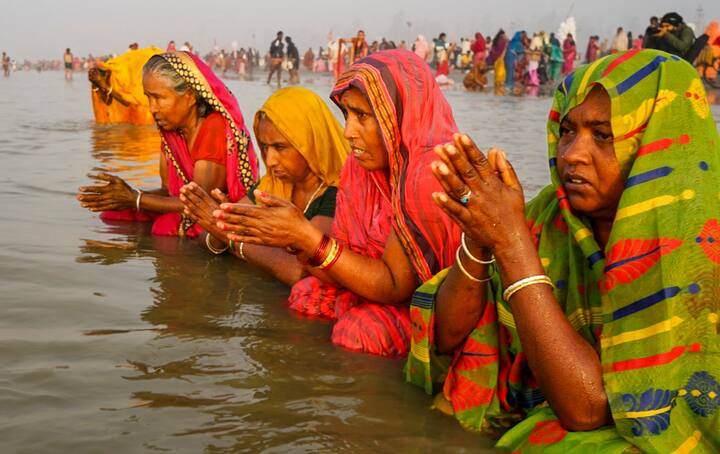স্বর্গ থেকে মর্ত্যে নামার সময় প্রবল ধাক্কা দেয় গঙ্গা। আর সঙ্গে সঙ্গে কেঁপে ওঠে বিশ্ব। তখন সেই গঙ্গাকে জটায় ধারণ করেন শিব। তারপর আবার শিবকে আরাধনা করে গঙ্গাকে মুক্ত করেন ভগীরথ।