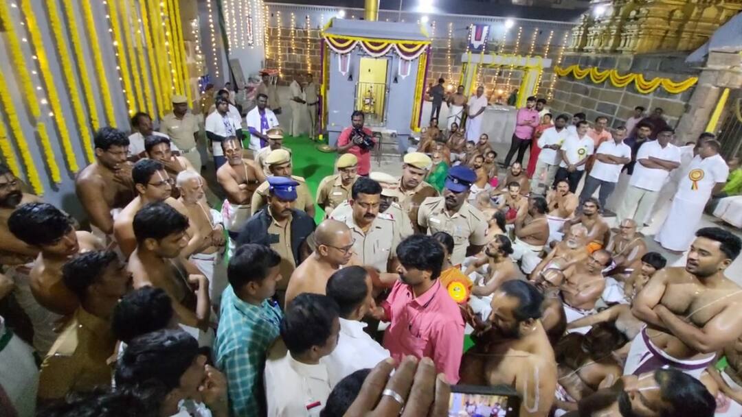 Vadakalai vs Thenkalai: நல்ல நாளில் இப்படியா? வடகலை தென்கலை மோதல்.. கோபத்தில் பக்தர்கள் - நடந்தது என்ன ? Vadakalai vs Thenkalai issue held Vaikunta Ekadasi before sorgavasal open at Ashtabuja Perumal Temple Tnn Vadakalai vs Thenkalai: நல்ல நாளில் இப்படியா? வடகலை தென்கலை மோதல்.. கோபத்தில் பக்தர்கள் - நடந்தது என்ன ?