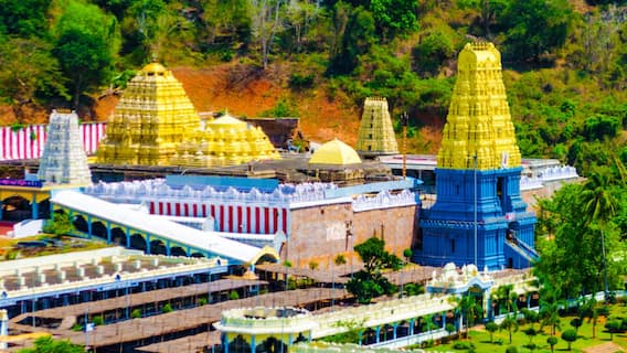 Simhachalam Temple: తిరుమల ఎఫెక్ట్..సింహాచలంలో వెనక్కు తగ్గిన భక్తులు..సాఫీగా సాగిన వైకుంఠ ద్వార దర్శనాలు!
