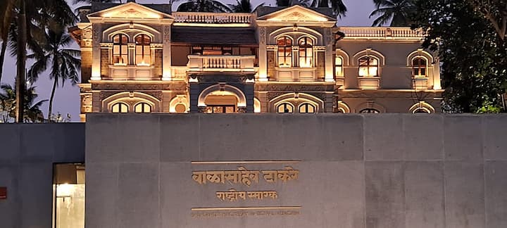 स्मारक का काम अभी प्रथम चरण में ही हुआ है. इसका उद्घाटन कौन करेगा, इस सवाल पर उद्धव ठाकरे ने राजनीतिक तरीके से जवाब दिया और कहा साल 2026, जनवरी में जब बाला साहब ठाकरे का शताब्दी वर्ष मनाया जाएगा. उस वक्त जो सरकार होगी, वही इसका उद्घाटन करेगी. फिलहाल महानगर पालिका चुनाव से पहले बालासाहेब ठाकरे राष्ट्रीय स्मारक में उद्धव ठाकरे का अपने दल बल के साथ किया गया दौरा, राजनीति से प्रेरित माना जा रहा है.