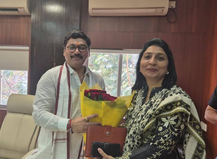 मंत्रालयात भेटीसाठी आलेल्या नागरिकांशी चर्चा करून त्यांची कामे समजावून घेत त्यांचा निपटारा करण्यासाठी संबंधितांना सूचना केल्याचेही मुंडेंनी म्हटले आहे.