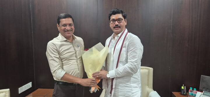 अन्न नागरी पुरवठा खात्याचे मंत्री धनंजय मुंडे यांनी आज मंत्रालयात  विभागाच्या सचिव जयश्री भोज,  शिधावाटप मुंबई विभागाचे मुख्य नियंत्रक सुधाकर तेलंग व अन्य अधिकाऱ्यां सोबत  कामकाज अधिक प्रभावीपणे करण्याबाबत चर्चा केली.