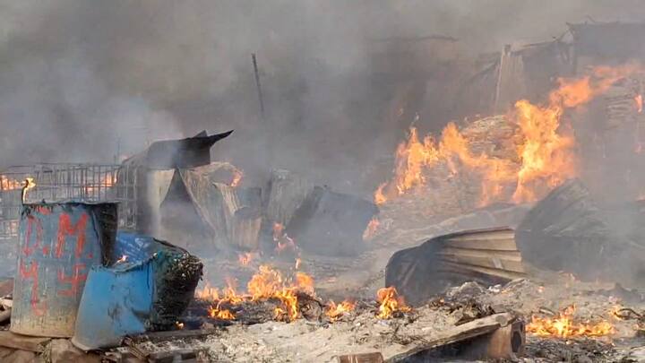 आग लागण्याचे नेमके कारण अद्याप समजू शकलेले नसून आगीवर नियंत्रण मिळण्यासाठी प्रयत्न सुरू आहे.