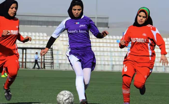 ਉਸ ਸਮੇਂ ਦੁਨੀਆ ਭਰ ਵਿੱਚ ਇਸ ਫੈਸਲੇ ਵਿਰੁੱਧ ਆਵਾਜ਼ਾਂ ਉੱਠੀਆਂ ਸਨ। ਹਾਲ ਹੀ ਵਿੱਚ ਇੰਗਲੈਂਡ ਦੇ 160 ਸੰਸਦ ਮੈਂਬਰਾਂ ਨੇ ਦਾਅਵਾ ਕੀਤਾ ਸੀ ਕਿ ਅਫਗਾਨਿਸਤਾਨ ਵਿੱਚ ਔਰਤਾਂ ਦੇ ਅਧਿਕਾਰਾਂ ਦੀ ਉਲੰਘਣਾ ਹੋ ਰਹੀ ਹੈ ਪਰ ਈਸੀਬੀ ਨੇ ਇਸ ਮੰਗ ਨੂੰ ਰੱਦ ਕਰ ਦਿੱਤਾ।