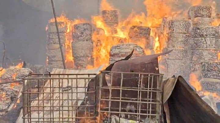 भिवंडी तालुक्यातील ओवळी गावात भंगाराच्या गोदामाला भीषण आग लागल्याची घटना घडली आहे.