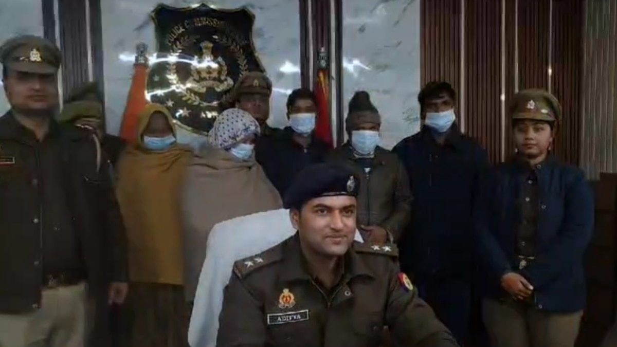 आगरा पुलिस ने पांच जालसाजों को किया गिरफ्तार, नकली सोना को असली बताकर करते थे ठगी