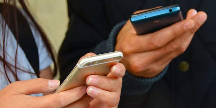 यदि दोनों देशों की तुलना करें, तो भारत में मोबाइल सेवाएं पाकिस्तान से सस्ती हैं. पाकिस्तान में एक महीने का औसत रिचार्ज 800-1200 पाकिस्तानी रुपये (लगभग 260-390 भारतीय रुपये) का होता है.