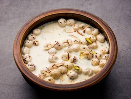 ડ્રાય ફ્રૂટ્સનું સેવન સ્વાસ્થ્ય માટે ખૂબ જ ફાયદાકારક માનવામાં આવે છે અને કેટલાક એવા ડ્રાય ફ્રૂટ્સ છે જેને સ્વાસ્થ્યનો ખજાનો કહેવામાં આવે છે અને મખાના તેમાંથી એક છે. મખાનાને ફોક્સ નટ્સ પણ કહેવામાં આવે છે. મખાનામાંથી અનેક પ્રકારની વાનગીઓ બનાવી શકાય છે. મખાના માત્ર સ્વાદમાં જ સ્વાદિષ્ટ નથી, પરંતુ તેના અગણિત ફાયદા પણ છે.