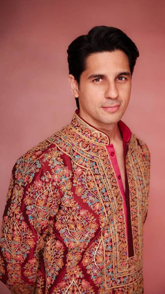 जानिए कितना कमाते हैं सिद्धार्थ मल्होत्रा?