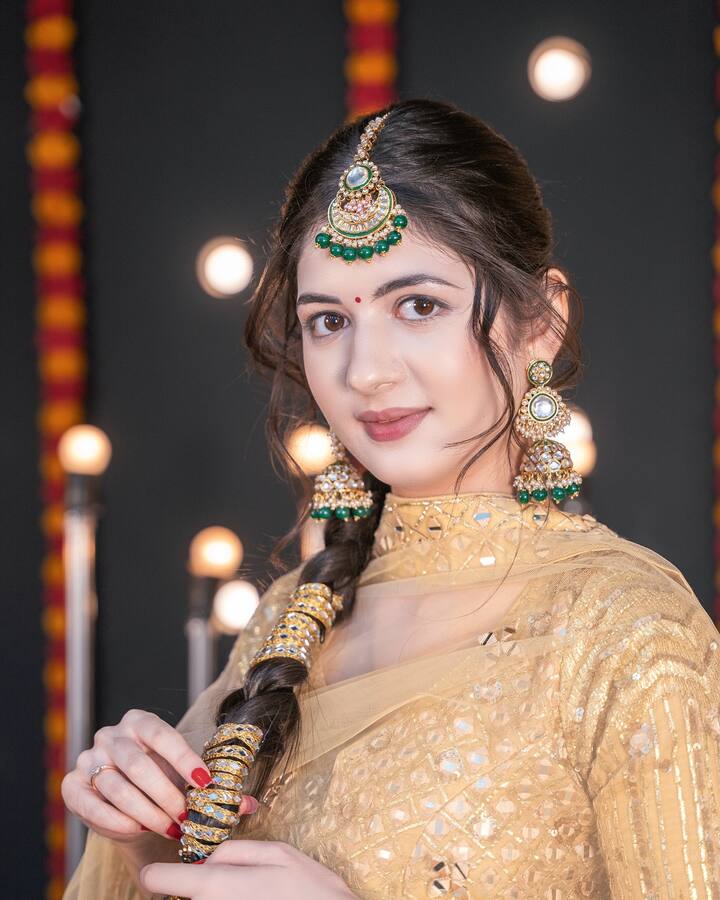 हर्षालीने नुकतेच काही फोटो शेअर केले आहेत, तिने पिवळ्या रंगाचा शरारा घातला आहे.