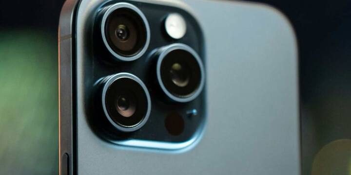 इसमें 6.1 इंच की सुपर रेटिना XDR डिस्प्ले, जिसमें HDR10+ और 2000 निट्स तक की पीक ब्राइटनेस है.