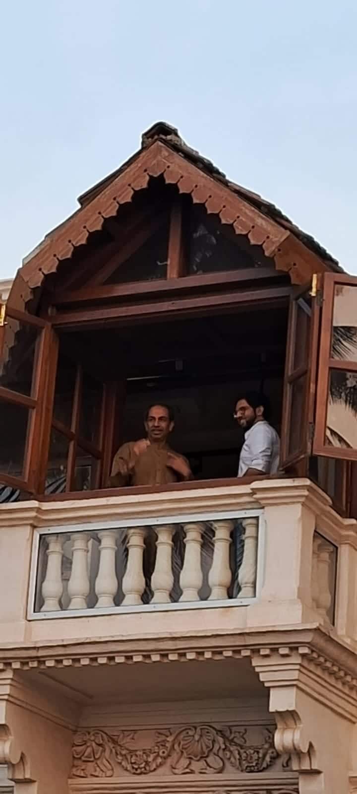 यह मेयर बंगला एक हैरिटेज इमारत है, जो समुद्र के किनारे है. बालासाहेब ठाकरे का यहां से बहुत लगाव था. अटल बिहारी वाजपेई जैसे नेता यहां पर आते जाते रहे हैं, निर्णय लिया गया कि यहीं पर उनका स्मारक बनाया जाए. फिर नींव रखी गई और यह काम शुरू हुआ.