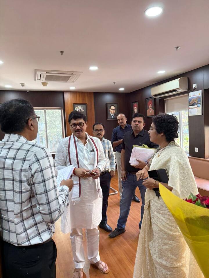 धनंजय मुंडेंनी माजी मंत्री छगन भुजबळ यांची सदिच्छा भेट व आशीर्वाद घेतले. तसेच, भुजबळ यांनी अनेक वर्षे अन्न व नागरी पुरवठा खात्याचे मंत्री म्हणून काम केलेले असल्याने या  खात्यातील कामकाजासंबंधी त्यांनी मार्गदर्शनही केल्याचे मुंडे यांनी म्हटलं आहे.