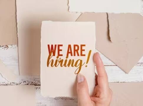 કસ્ટમર સર્વિસ એસોસિએટ (ક્લાર્ક કેડર) માટે કોઈપણ માન્ય યુનિવર્સિટીમાંથી સ્નાતકની ડિગ્રી હોવી આવશ્યક છે. ઓફિસ આસિસ્ટન્ટ માટે  ઉમેદવારોએ કોઈપણ માન્ય બોર્ડ અથવા સંસ્થામાંથી ધોરણ 12 પાસ કરેલ હોવું જોઈએ. કસ્ટમર સર્વિસ એસોસિએટ (ક્લાર્ક કેડર) માટે  ઉમેદવારોની ઉંમર ઓછામાં ઓછી 20 વર્ષ અને વધુમાં વધુ 28 વર્ષની હોવી જોઈએ.