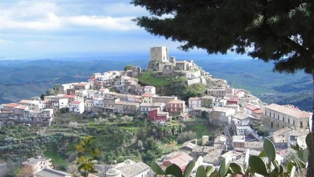 europe this town of italy ban residents from falling ill mayor passed a order दुनिया वायरस से परेशान मगर इस शहर में बीमार पड़ने पर भी लगा दिया गया 'बैन', अजीबोगरीब आदेश जारी