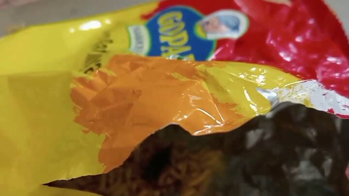 આ ઘટનાથી ગોપાલ કંપનીની ગુણવત્તા પર સવાલો ઉભા થયા છે અને લોકોમાં ભયનો માહોલ ફેલાયો છે.