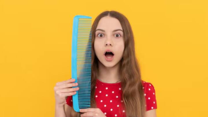 কেউ কেউ আবার সিঁথির একেবারে বিরুদ্ধে। এতে চুল ঝরে, সিঁথি চওড়া হতে শুরু করে বলে মত তাঁদের।