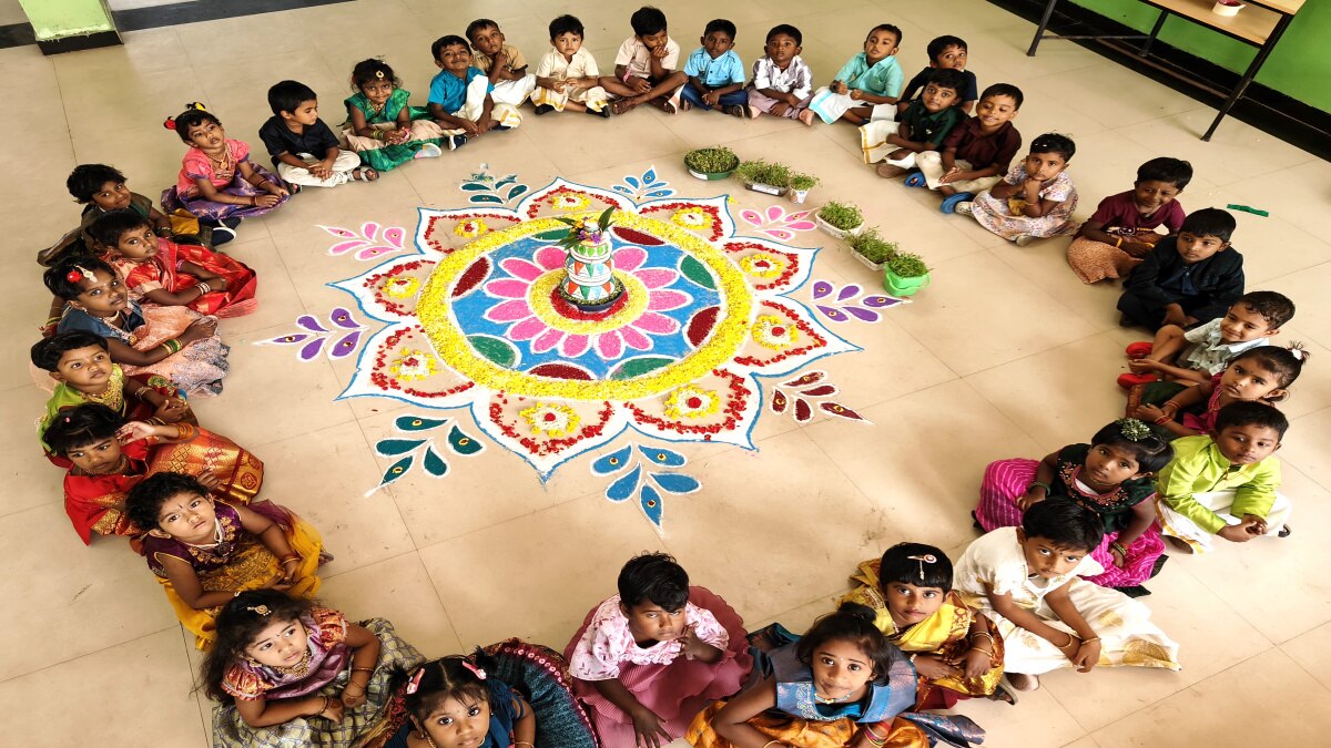 மத்திய அரசு பள்ளியான கேந்திரிய வித்யாலயாவில் பட்டுபாவாடை, வேட்டி சட்டை அணிந்து, தமிழர்களின் பாரம்பரியத்தை பறைசாற்றிய பள்ளி மாணவ, மாணவிகள்....! 