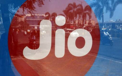 Jio એ 200-દિવસનો આ પ્લાન 2025 રૂપિયામાં લૉન્ચ કર્યો હતો. Jioનો આ પ્લાન કરોડો મોબાઈલ યુઝર્સની ઘણી જરૂરિયાતો પૂરી કરે છે. જો તમે વારંવાર રિચાર્જ કરાવવાની ઝંઝટમાંથી મુક્તિ મેળવવા માંગો છો, તો તમે આ પ્લાન માટે જઈ શકો છો. ચાલો તમને 2025 રૂપિયાના રિચાર્જમાં મળતા ફાયદાઓ વિશે જણાવીએ.