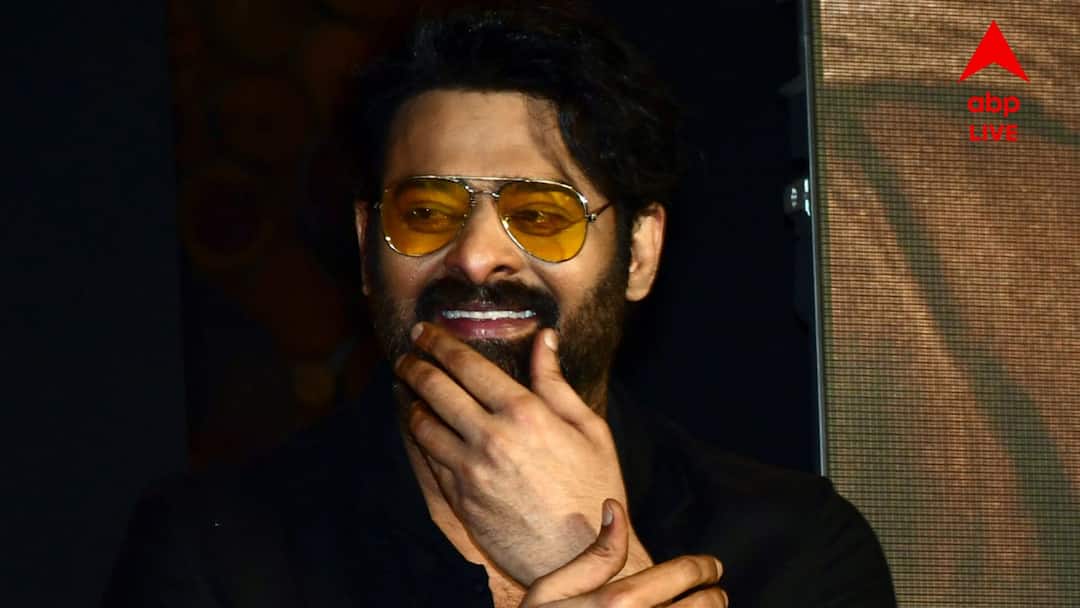 Prabhas: অবশেষে বিয়ের পিঁড়িতে বসতে চলেছেন প্রভাস? পাত্রীকে নিয়ে জল্পনা জারি Is Prabhas going to marry Kriti Sanon or Anushka Shetty Entertainment News Tollywood Prabhas: অবশেষে বিয়ের পিঁড়িতে বসতে চলেছেন প্রভাস? পাত্রীকে নিয়ে জল্পনা জারি