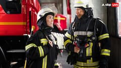 किस चीज से बनते हैं फायर फाइटर्स के कपड़े और जूते, इनमें क्यों नहीं लगती आग?