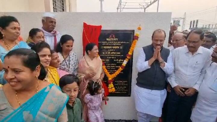 राष्ट्रवादी काँग्रेसमध्ये फूट पडल्यापासून पवार कुटुंबातही अंतर पडल्याचं पाहायला मिळालं. लोकसभा व विधानसभा निवडणुकीत आमने-सामने अशी लढत झाली.